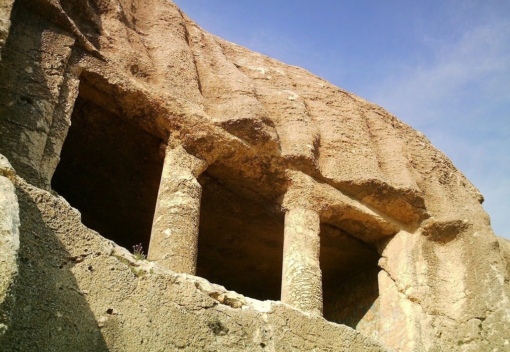 مقابر صخره ای