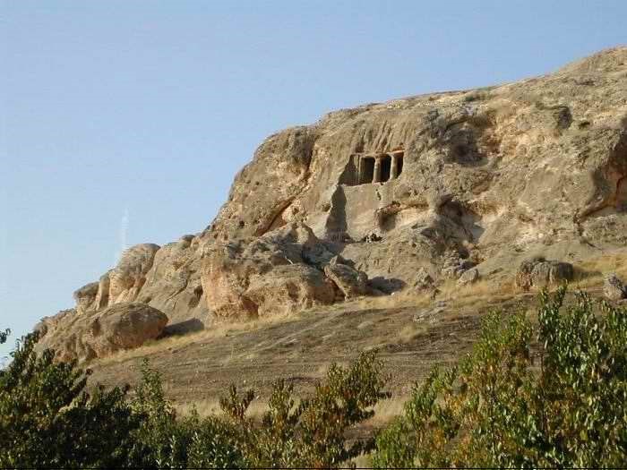مقابر صخره ای