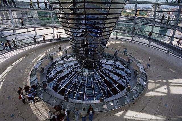 معماری بعد از مدرن | سبک اکو-تک | گنبد شیشه ای رایشتاگ | پارلمان آلمان