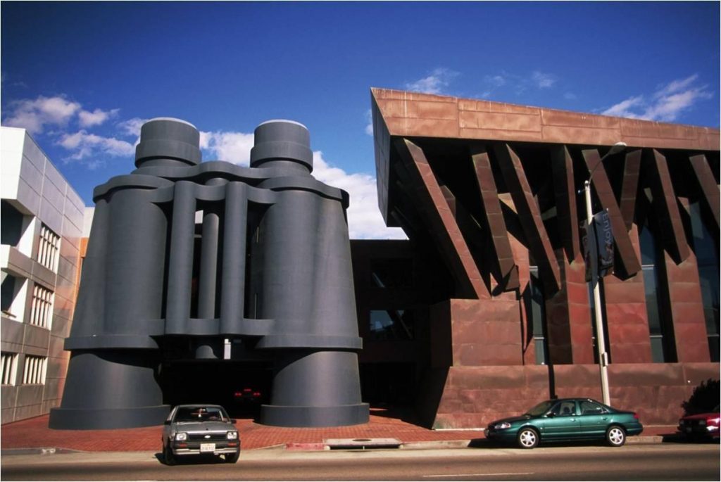 سبک دیکانستراکشن | معماری بعد از مدرن | ساختمان چیات دی | فرانک گهری