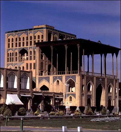 معماری سبک اصفهان | شکوه دوره صفویه | کاخ عالی قاپو